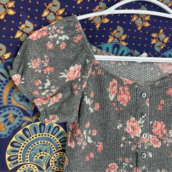 🦋5/20$🦋 floral stretchy crop top - Picture 2 of 9